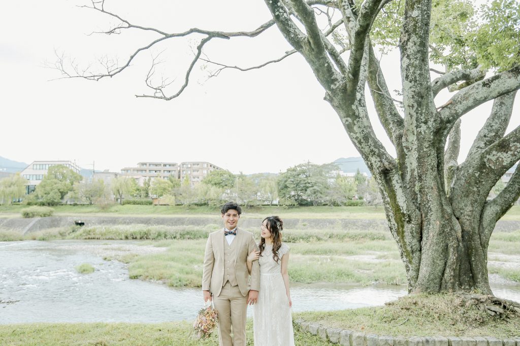 京都の鴨川で洋装フォトウェディング