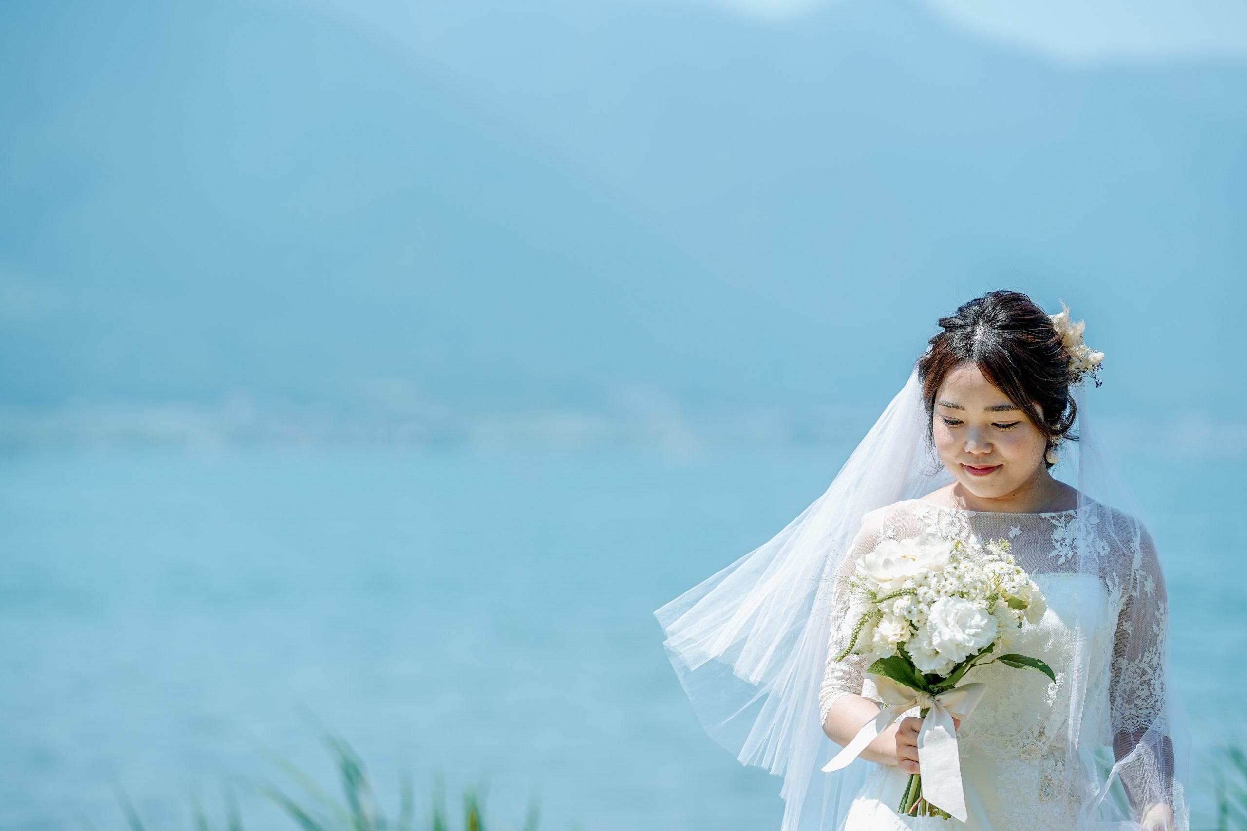 琵琶湖を背景に洋装で立つ新婦｜滋賀フォトウェディング 前撮り