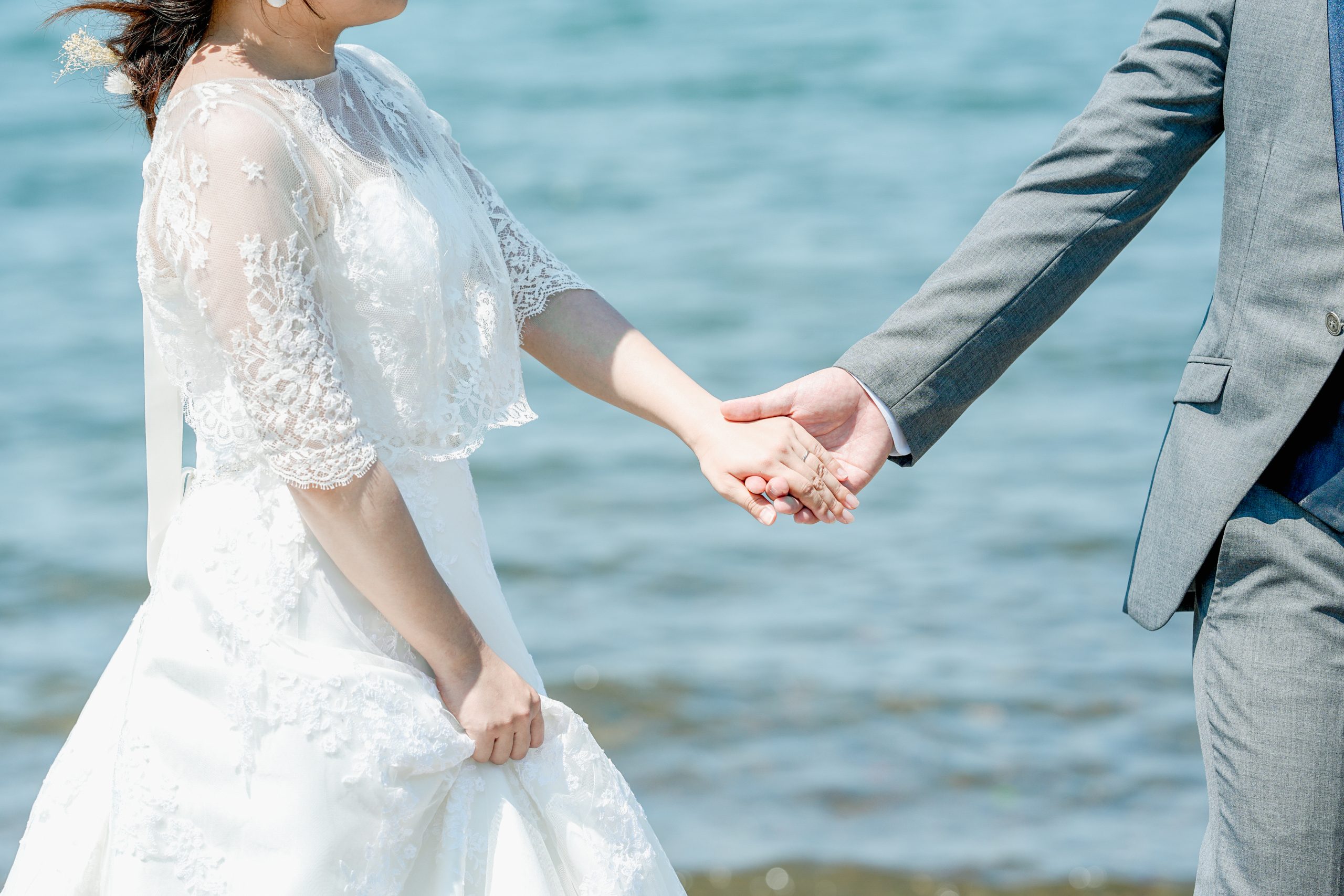 琵琶湖を背景に洋装で立つ新郎新婦｜滋賀フォトウェディング 前撮り